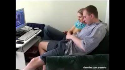 Con Gái Cùng Xem Phim Sex Rồi Gạ Địt Bố Ruột